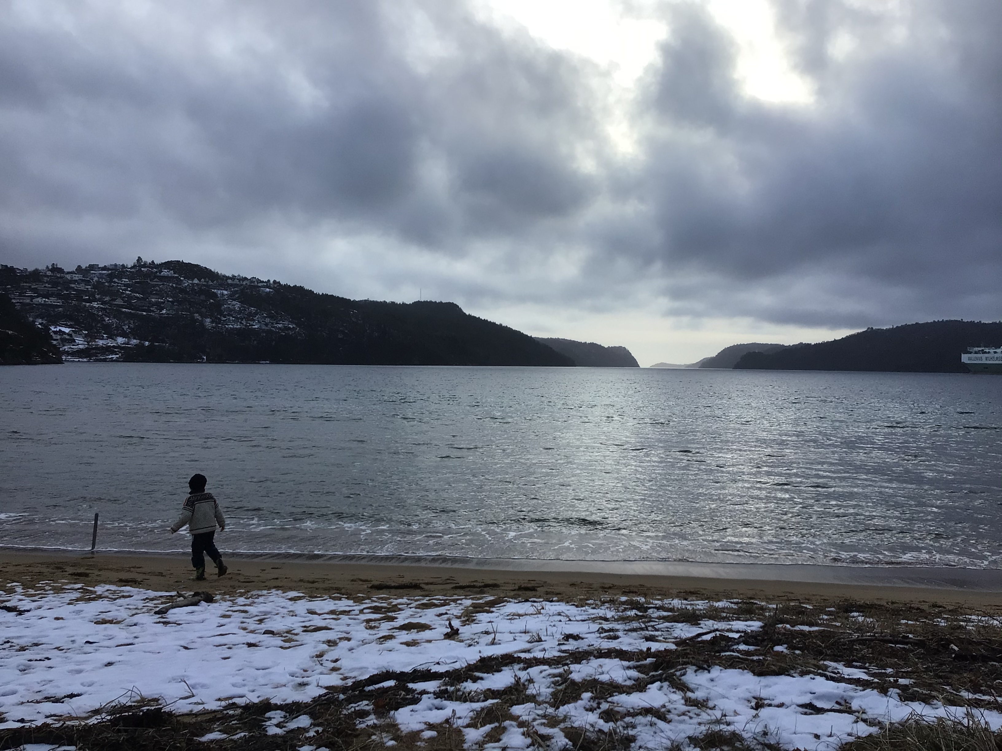 Utsikt over stranda frå Rosfjord Strandhotell